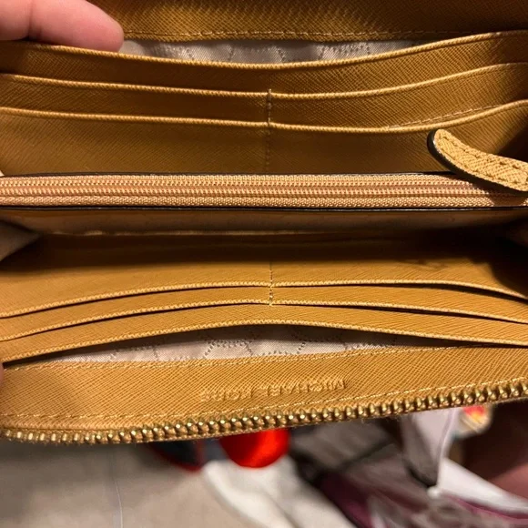 Michael Kors Long wallet Lots Of Storage, Never Used - Picture 9 of 10